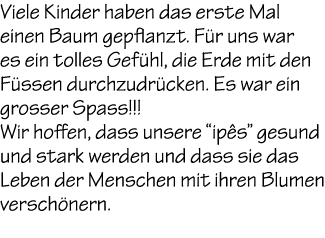 Viele Kinder haben das erste Mal einen Baum gepflanzt. F r uns war es ein tolles Gef hl, die Erde mit den F ssen durc...